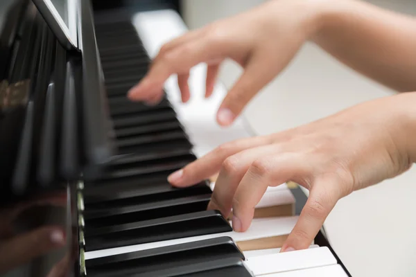Eller kadın oynarken piyano — Stok fotoğraf