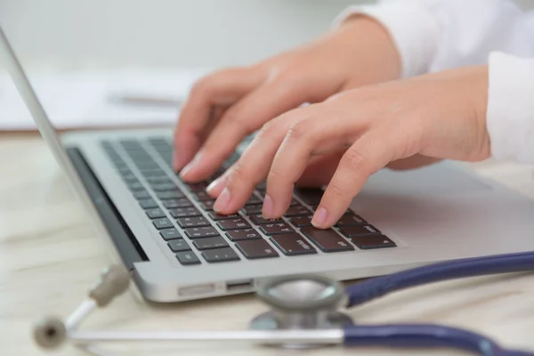 Doctor escribiendo en el teclado portátil — Foto de Stock