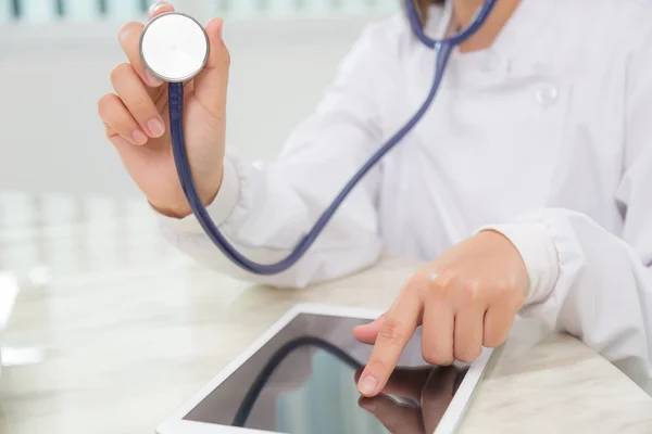 Läkare som använder tablettdator — Stockfoto