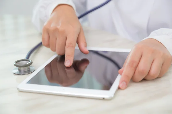 Doctor using tablet computer — Stock Photo, Image