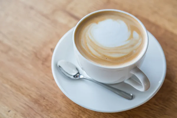 Kaffe i vit kopp på bord av trä — Stockfoto