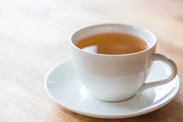 Kopje thee op een houten tafel — Stockfoto