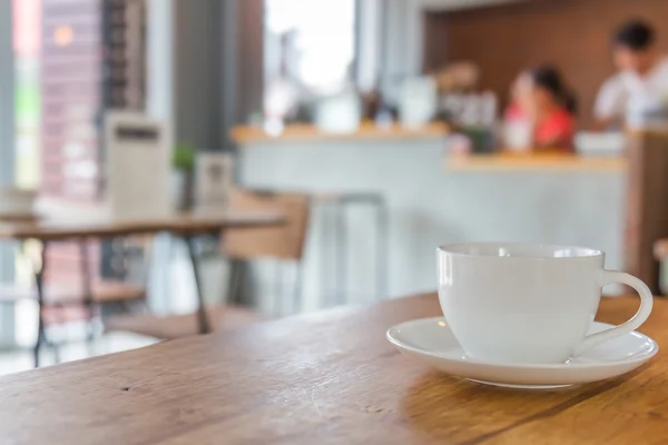 カフェのテーブルにコーヒーカップ — ストック写真