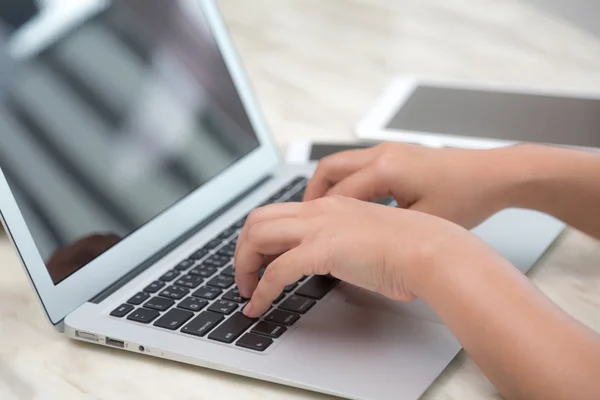 Donna d'affari digitando a mano sulla tastiera del computer portatile — Foto Stock