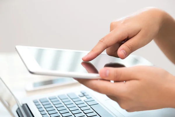 Žena rukou dotknout bílých tablet s prázdnou prázdnou obrazovkou — Stock fotografie