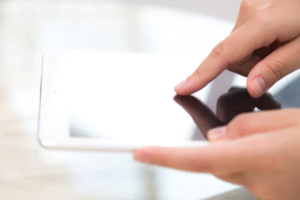 Woman hand touch white tablet with blank empty screen — Stock Photo, Image