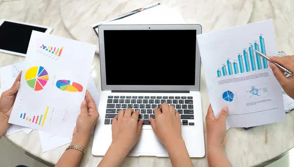 Zakelijke vrouw hand typen op laptop toetsenbord — Stockfoto