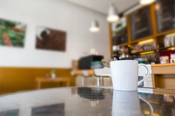 Coffee cup on table in cafe — Stock Photo, Image