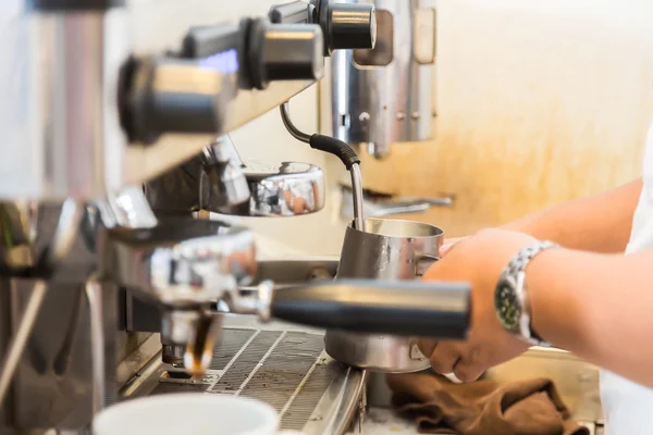 Prepara café expresso em cafeteria — Fotografia de Stock