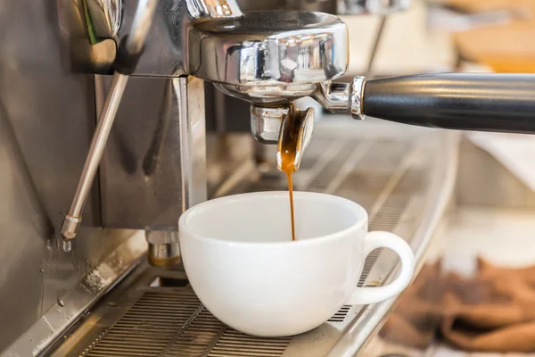 Bereidt espresso in de koffiebar — Stockfoto