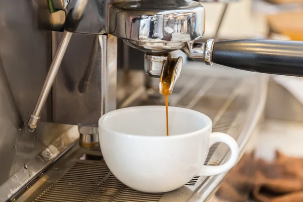 Prepara espresso in caffetteria — Foto Stock