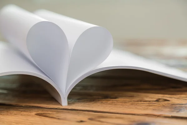 Libro con páginas abiertas de forma de corazón —  Fotos de Stock