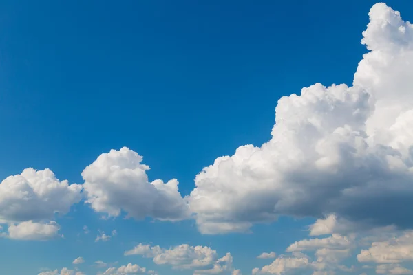 Nuvem no céu azul — Fotografia de Stock