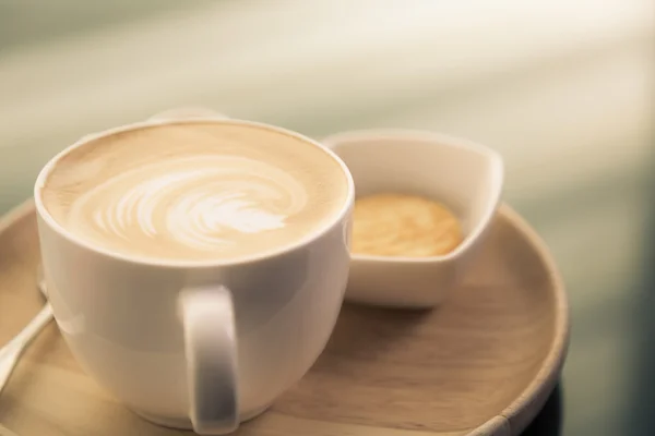 Hete latte art koffie op tabel (gefilterde afbeelding verwerkt vintage — Stockfoto