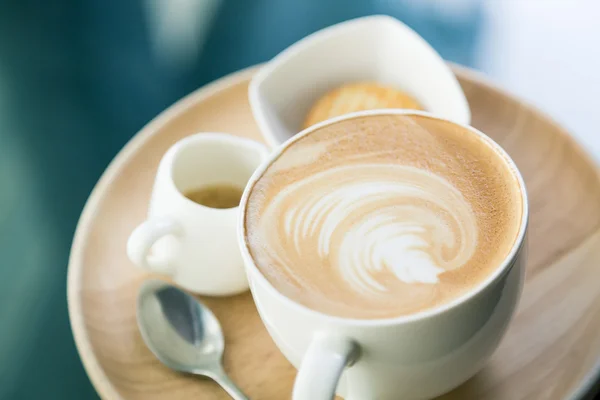 Café de arte quente latte na mesa (Imagem filtrada processada vintage — Fotografia de Stock