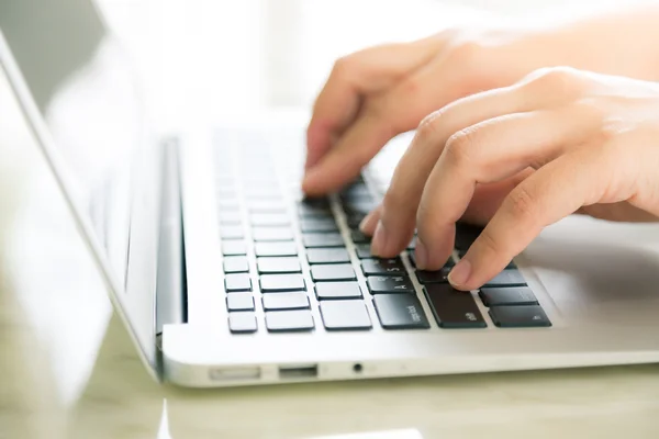 Femme d'affaires tapant à la main sur le clavier de l'ordinateur portable — Photo