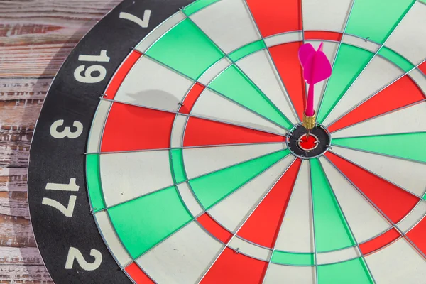 Dartboard na parede de madeira (Dardos Hit Target ) — Fotografia de Stock