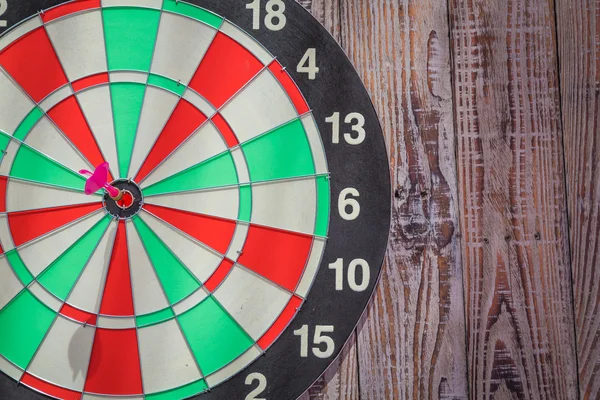 Dartboard på træ væg (Dart Hit Target ) - Stock-foto