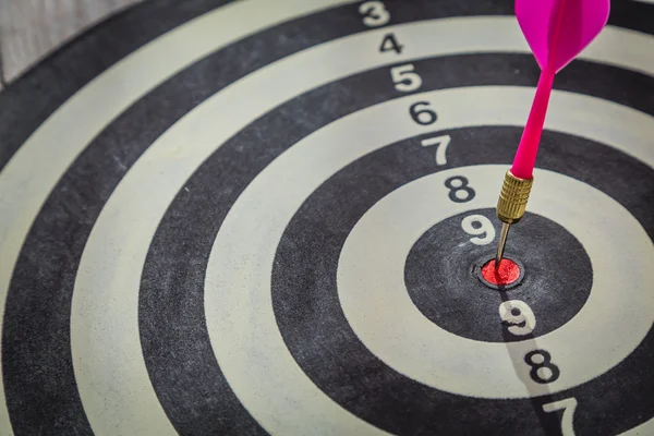 Dartboard su parete di legno (Freccette colpito obiettivo ) — Foto Stock