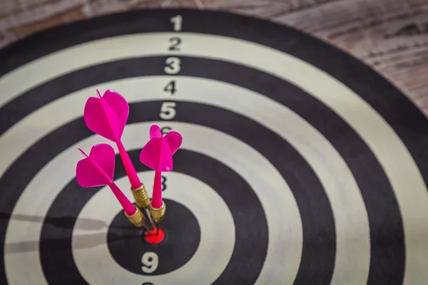 Dartscheibe an Holzwand (Darts treffen Ziel) — Stockfoto