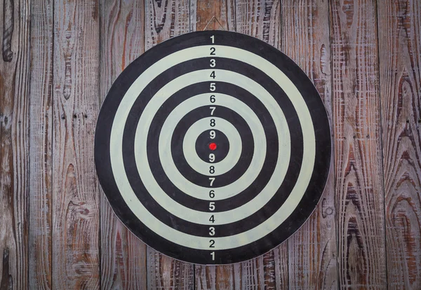 Dartboard su parete di legno (Freccette colpito obiettivo ) — Foto Stock