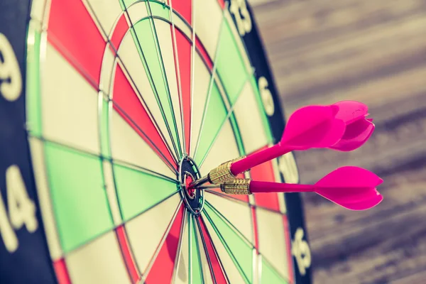 Dartboard na parede de madeira (Dardos Hit Target ) — Fotografia de Stock