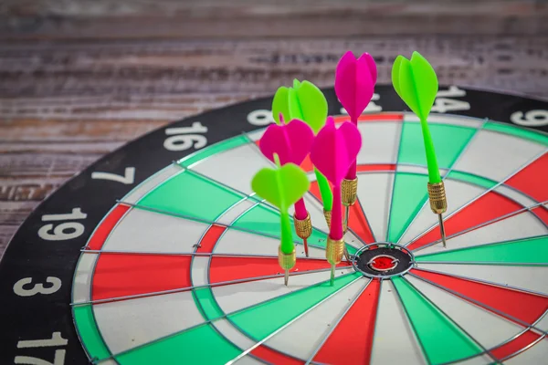 Dartboard på træ væg (miss dart ) - Stock-foto