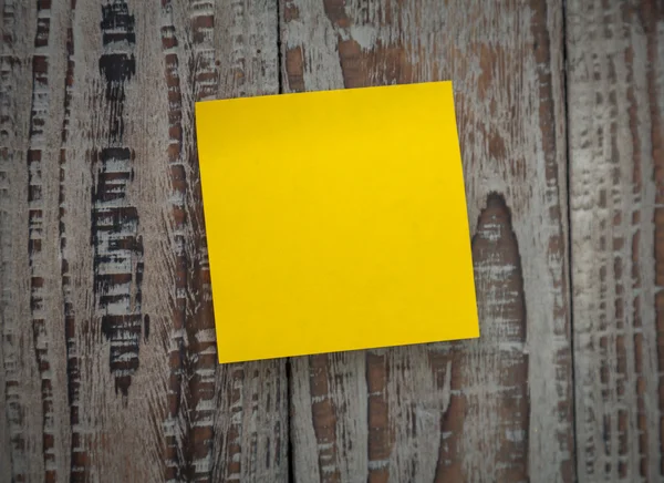 Yellow sticky note on wooden board — Stock Photo, Image