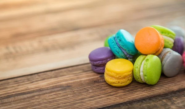 Francia színes macarons a fa asztal — Stock Fotó