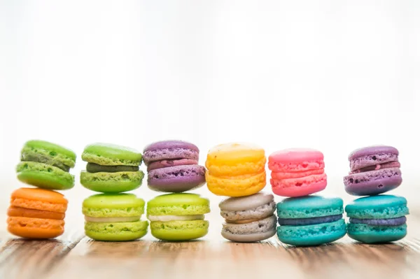 Francia színes macarons a fa asztal — Stock Fotó