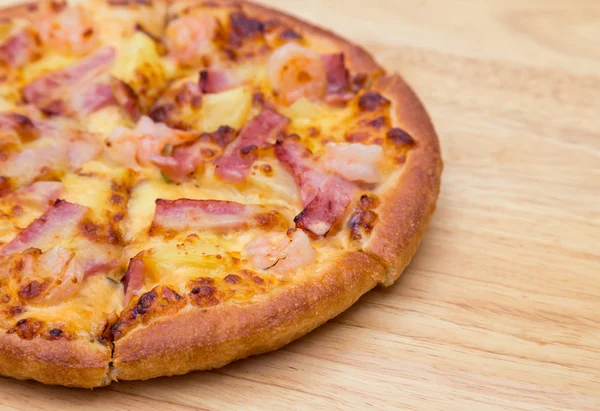 Pizza sobre fondo de madera —  Fotos de Stock