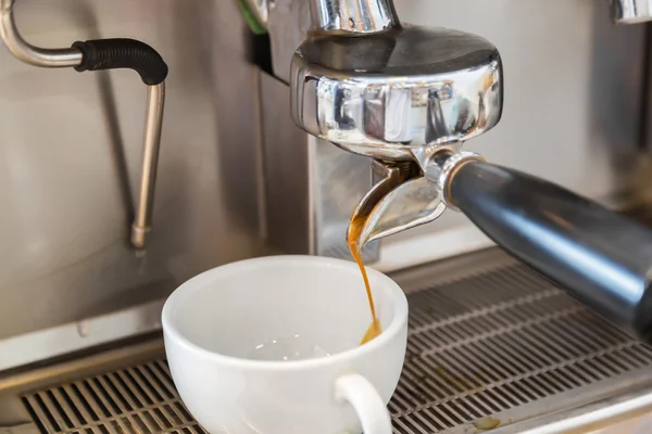 Prepara café expresso em cafeteria — Fotografia de Stock