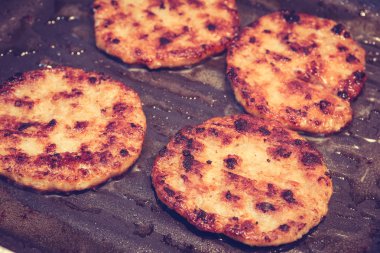 bir ızgara hamburger pan (filtre uygulanan görüntü işlenen vintage eff