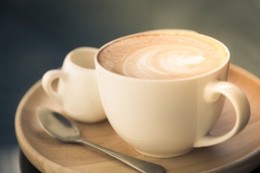 sıcak latte sanat (filtre uygulanan görüntü işlenen vintage masada kahve