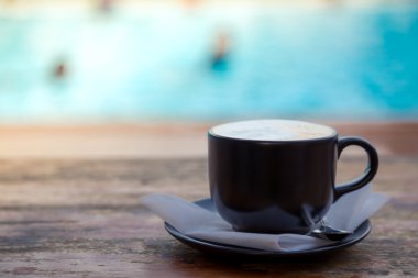 Yüzme Havuzu yakınındaki ahşap güverte üzerinde kahve