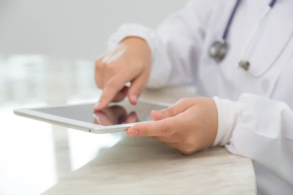 Doctor using tablet computer — Stock Photo, Image