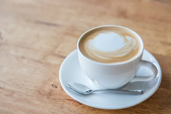 Caffè in tazza bianca su tavolo in legno — Foto Stock