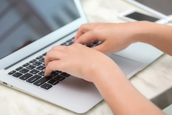 Gros plan de femme d'affaires tapant à la main sur le clavier de l'ordinateur portable — Photo