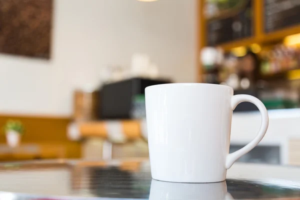 Tasse de café sur la table dans le café — Photo