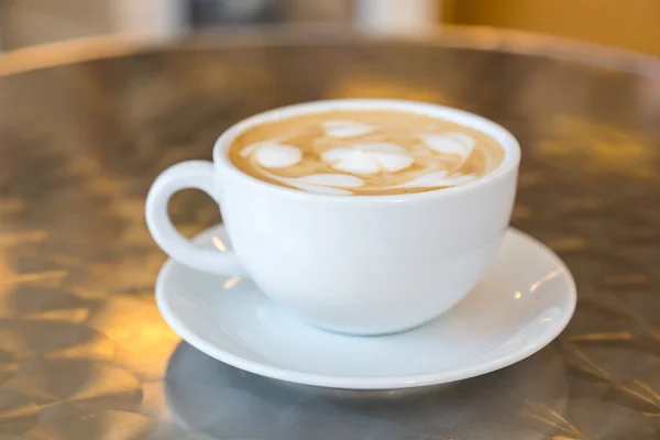 Kopp kaffe med hjärtmönster i en vit kopp på — Stockfoto