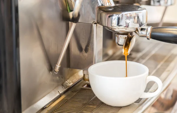 Bereidt espresso in de koffiebar — Stockfoto
