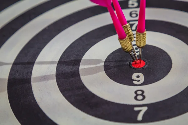 Tablero de dardos en la pared de madera (Dardos Hit Target ) — Foto de Stock