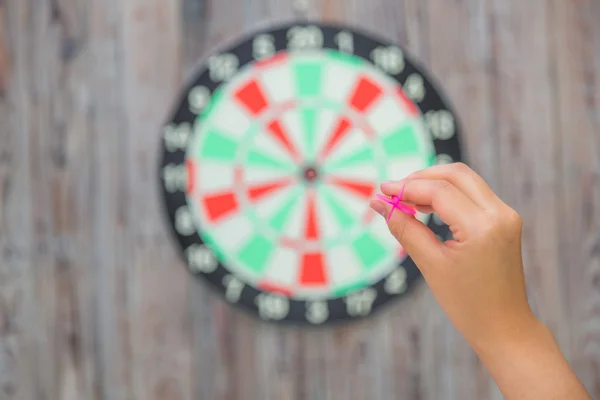 Hand holdin röd pil och kasta för att dart styrelse — Stockfoto