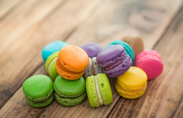 Francia színes macarons a fa asztal — Stock Fotó