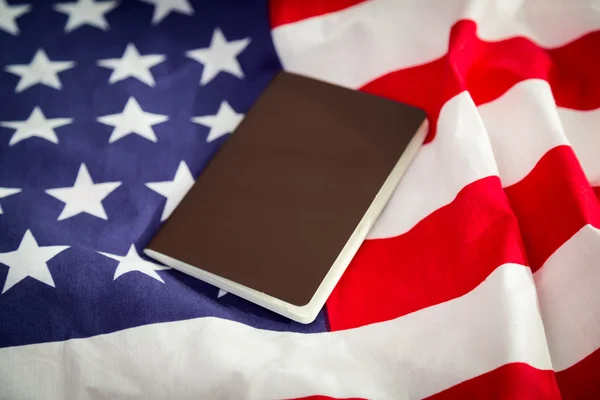 Passaporte numa bandeira americana — Fotografia de Stock