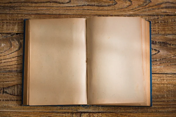 Lege pagina's van oude boek op hout achtergrond openen — Stockfoto