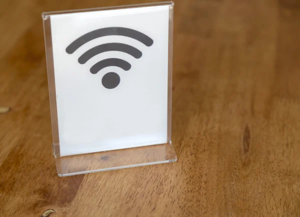 無料 Wifi は、サインオン テーブル — ストック写真