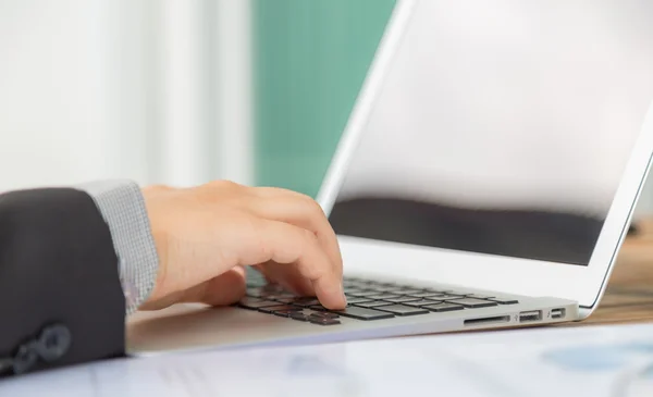 Närbild av företag kvinna hand skriva på laptop tangentbord — Stockfoto