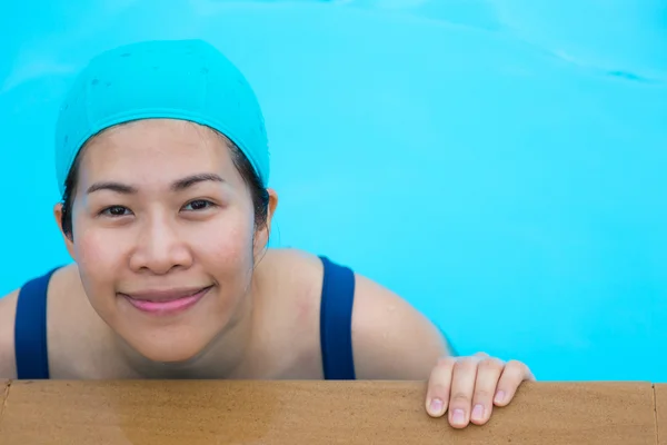女人放松在游泳池 — 图库照片