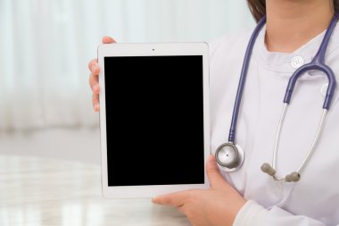 tablet bilgisayar kullanan doktor